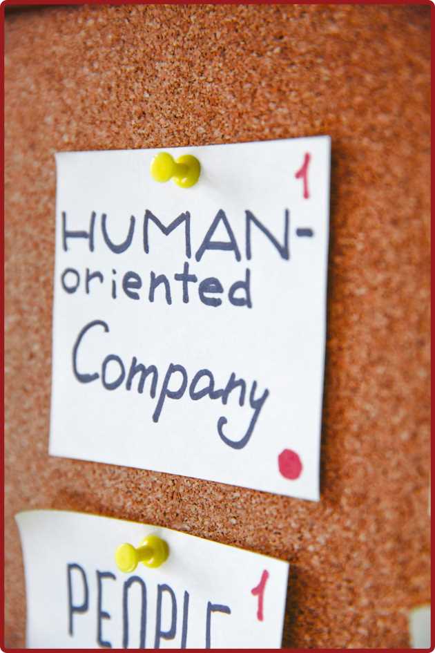 Cartello su lavagna con scritta Human Oriented Company