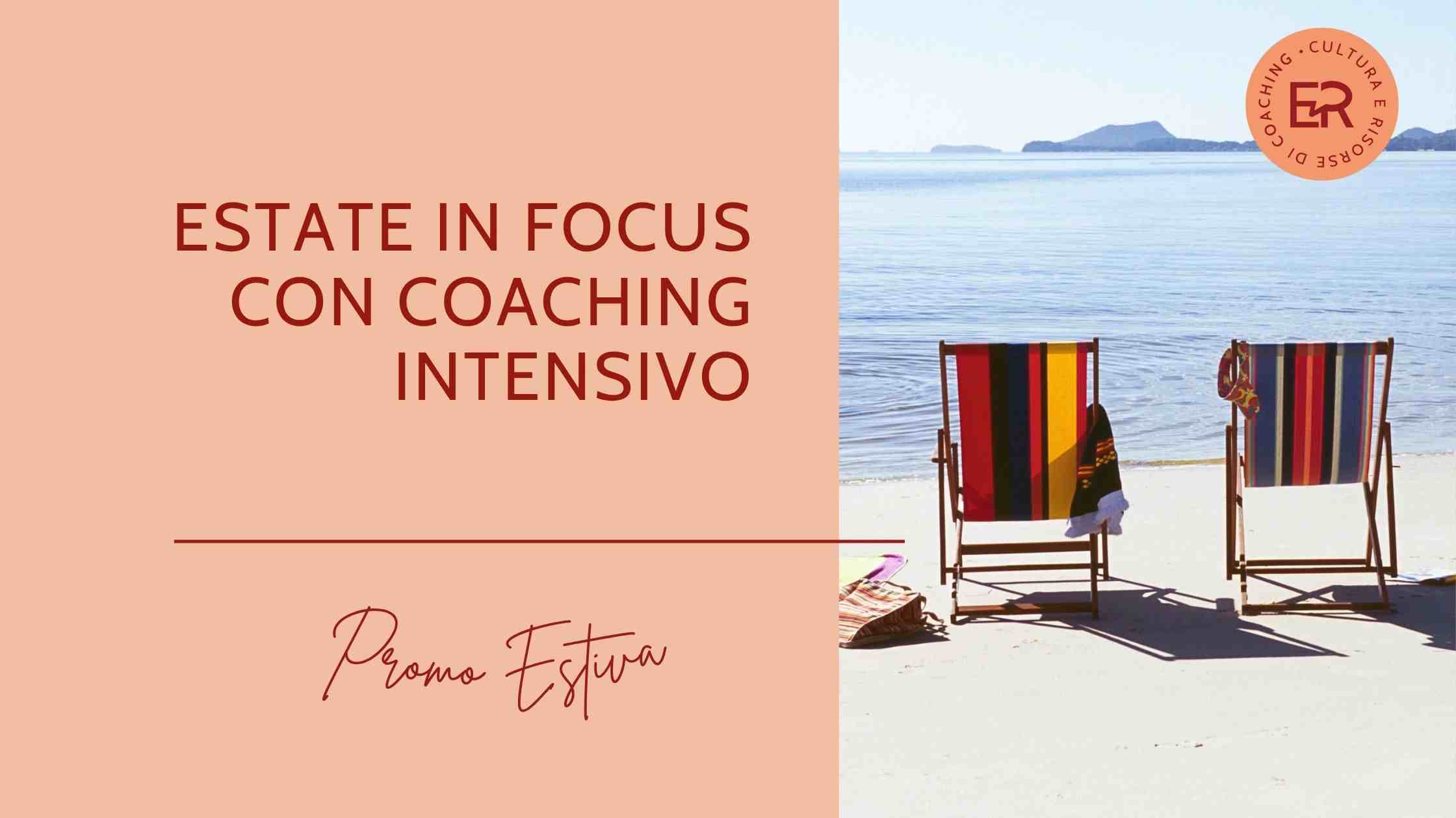 Immagine con la scritta "Estate in focus" con coaching intensivo a sinistra e due sdraio colorate sullo sfondo del mare a destra.